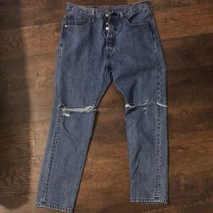 Popular Levi 501 distressed jeans !